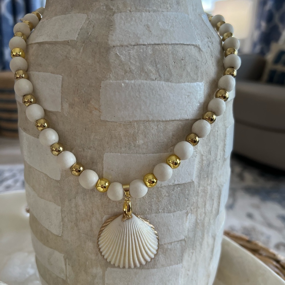 Elegant Gold and Cream Shell Pendant Necklace